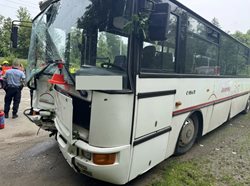 Zásah hasičů u nehody autobusu u Zlatých Hor: 21 zraněných dětí, pomáhal i IZS z Polska