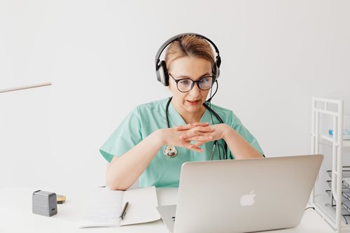 Videohovor zachránil život dítěti díky přesným pokynům operátorky