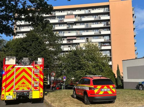 Plameny zachvátily byt, hasiči bojovali o záchranu majetku i lidí