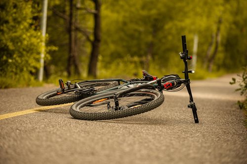 Pád cyklisty při předjíždění autobusem. Policie hledá svědky nehody