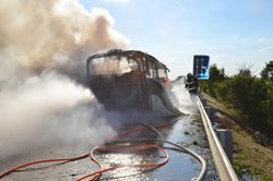 Na dálnici D7 nedaleko Brandýsku zcela shořel autobus