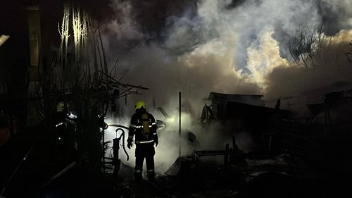 Požár rekreačních objektů přinesl vážné riziko exploze a zásadní následky