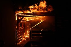 Ranní požár zděné přístavby rodinného domku na Olomoucku VIDEO/FOTOGALERIE