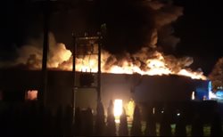Při požáru průmyslového objektu v Roztokách u Jilemnice byl vyhlášen zvláštní stupeň požárního poplachu