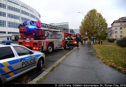 Požár bytu v Praze 4 vznikl vlivem technické závady, hasiči zachránili 13 osob