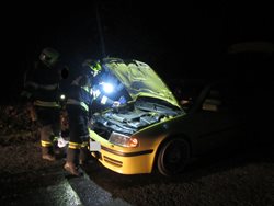 Automobil začal hořet během jízdy. Řidič plameny uhasil před příjezdem hasičů.