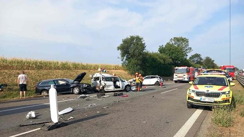Hromadná nehoda na dálnici D1. Střetlo se šest vozidel, pět lidí se zranilo