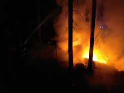 V Jihlavě shořela v pondělí večer chata, příčina vzniku požáru se nadále vyšetřuje
