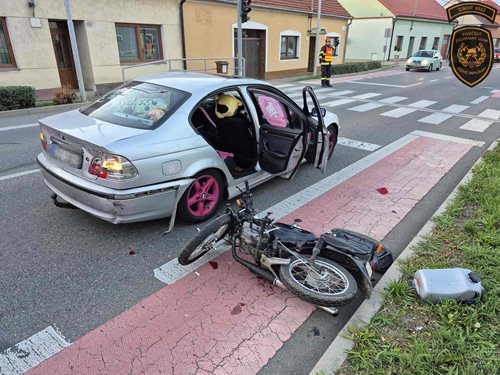 Srážka auta s motocyklem skončila bez zranění, zasahovali hasiči