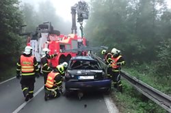 Hasiči vyprošťovali zraněného z auta v lese na okraji Ostravy i auto