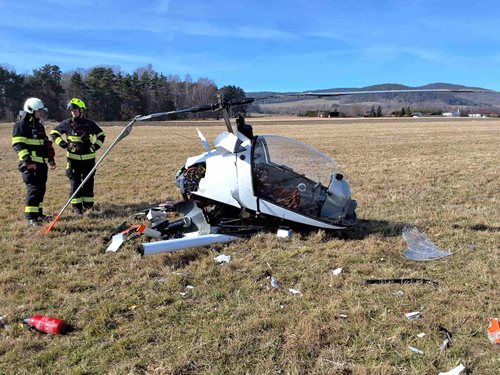 Pád malého vrtulníku skončil zraněním pilota