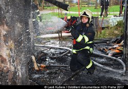 Při požáru zděné chaty v Praze 9 se zranila jedna osoba