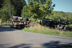 Při netradičním cvičení utekli z havarovaného vězeňského autobusu dva vězni
