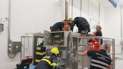  Muž uvízl v průmyslovém stroji. O jeho záchraně rozhodovala přesná souhra záchranářů