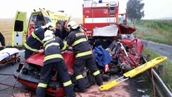 Ze zdemolovaného auta museli řidiče vyprostit hasiči