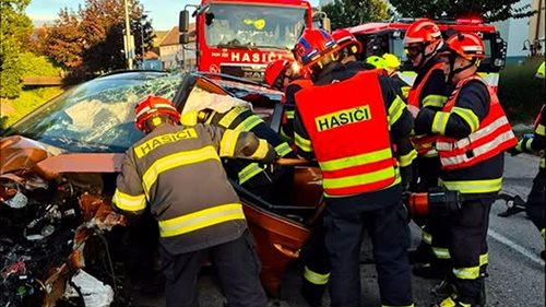 Tragická nehoda dvou aut. Jedna řidička zemřela, druhou museli hasiči vyprostit