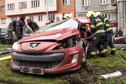 Po střetu tramvaje s osobním autem 
