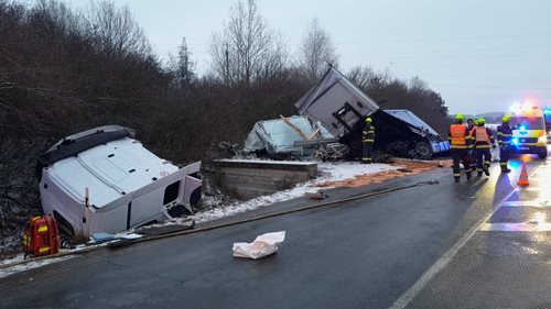Vážná nehoda kamionu, řidič zůstal uvězněn v kabině
