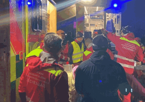 Noční požár domu přinesl tragédii a boj o život