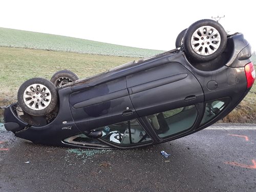 U Větrného Jeníkova skončil po nehodě vůz převrácený na střeše