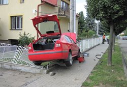 Vozidlo zastavilo o plot domu. Hasiči poskytli první pomoc zraněnému řidiči
