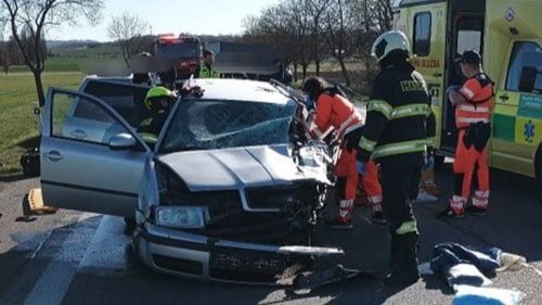 Čelní střet ochromil dopravu a zranil posádku