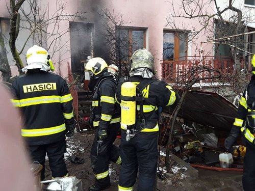 Hasič zraněn při zásahu u požáru rodinného domu a milionové škody