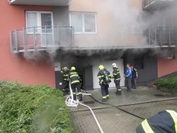Požár vozidla v podzemních garážích vyděsil obyvatele domu