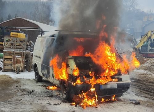 Plameny zachvátily dodávku, hasiči zasáhli bleskově