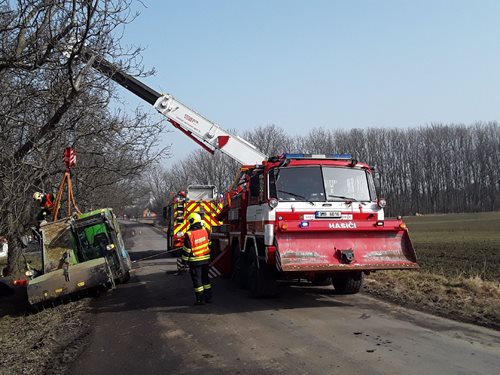 Osmnáctitunový krmný vůz vyprostila naše speciální technika