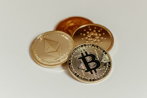 Tisíce lidí nalákali na falešné investice do kryptoměn. Policie zadržela několik osob