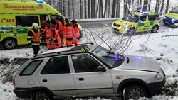 V Pardubickém kraji díky sněhu na silnici pomáhali hasiči ze zapadlého auta řidičce a dětem
