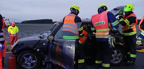 Vážná nehoda na silnici: Řidič zůstal zaklíněný, zasahoval i vrtulník