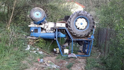 V Moravských Bránicích se převrátil traktor a zranil řidiče