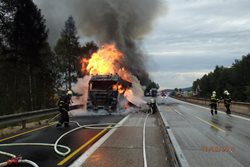 Požár kamionu který ráno uzavřel dálnici D1 je zlikvidován,provoz na dálnici je však kvůli úklidu zastaven