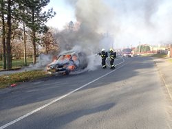 Osobní automobil začal hořet během jízdy