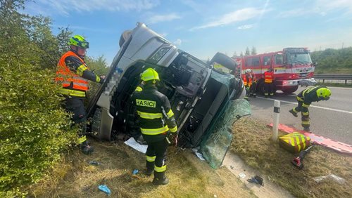 Převrácený kamion zablokoval dálnici D11. Řidiče museli hasiči vyprostit