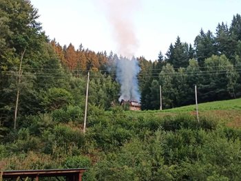 Plameny v Beskydech: Hasiči bojovali o dům i životy