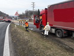 Nehoda kamionu a záchrana poštolky