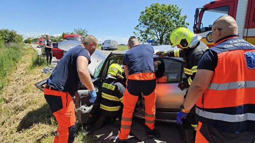 Po nárazu zůstaly osoby zaklíněné ve vracích. Na pomoc museli hasiči s hydraulikou