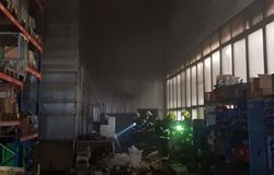 Devět jednotek hasičů hasilo požár v lakovně