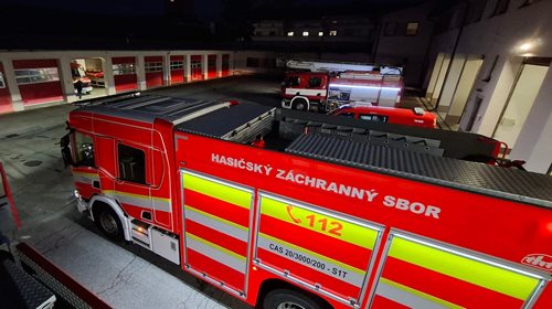 Požár bytu ohrozil osoby a vyžadoval rychlý zásah hasičů