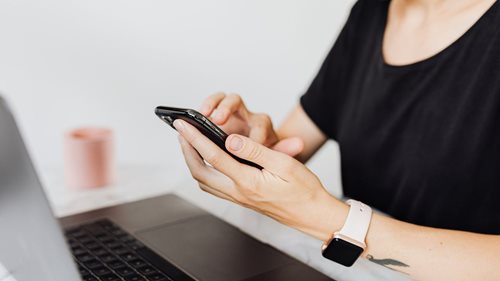 „Mami, rozbil se mi telefon.“ Podvodníci se vydávají za děti, získali už přes milion korun