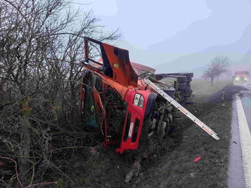 Dopravní nehoda nákladního vozidla vyžádala zásah hasičů a záchranářů