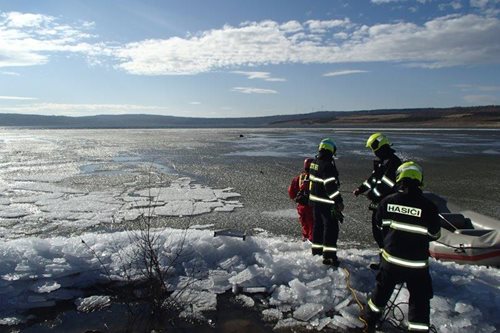 Dva dny po sobě hasiči zachraňovali psy z Medardu
