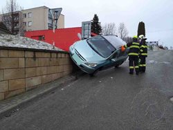 Uvízlé osobní auto v Litomyšli
