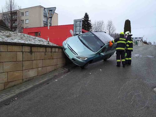 Uvízlé osobní auto v Litomyšli