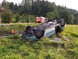 V automobilu cestovala řidička se třemi dětmi a psem, ženu odvezli zdravotníci