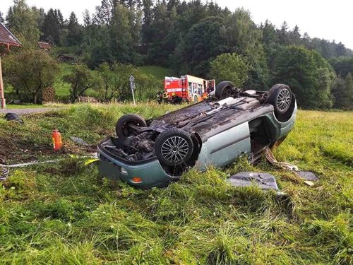 V automobilu cestovala řidička se třemi dětmi a psem, ženu odvezli zdravotníci