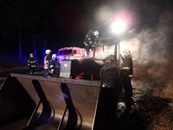 Stroj hořel v obci Lišice na Hradecku. Nikdo nebyl při události zraněn.